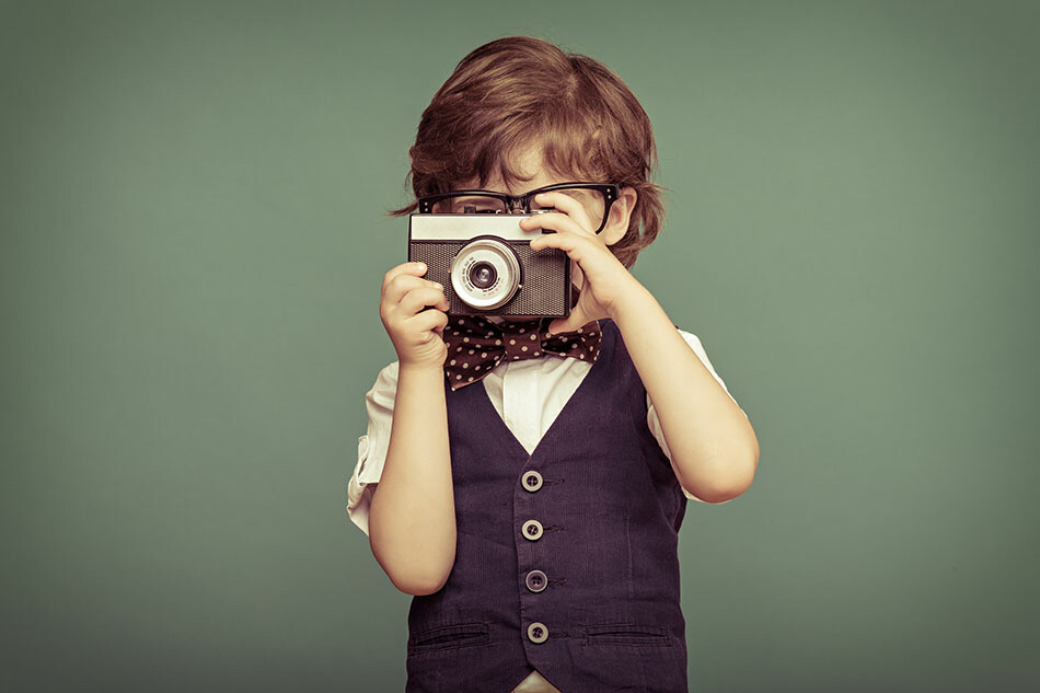 Blog IpsisPro crianca-tirando-foto Dia Mundial da Fotografia – Como tudo começou? 