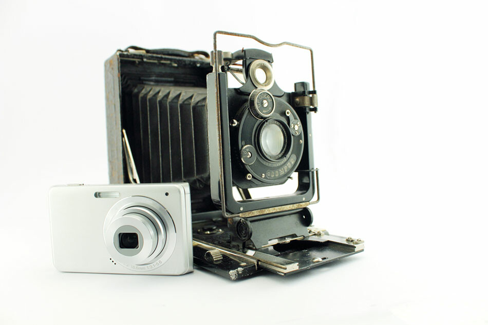 Blog IpsisPro maquina-nova-e-antiga Dia Mundial da Fotografia – Como tudo começou? 