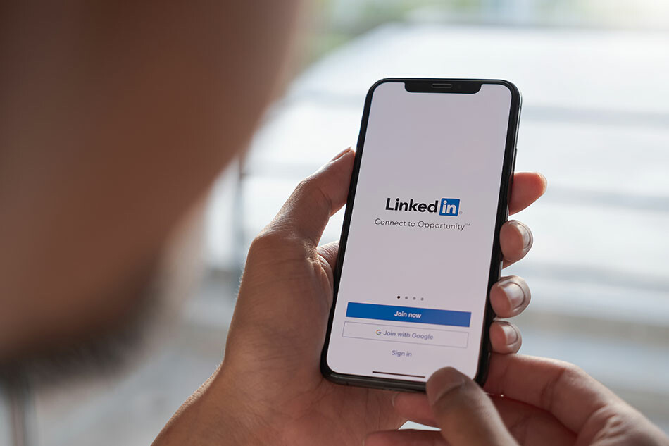 Blog IpsisPro mulher-acessando-linkedin-2 LinkedIn: Como tornar a rede social em uma oportunidade? 